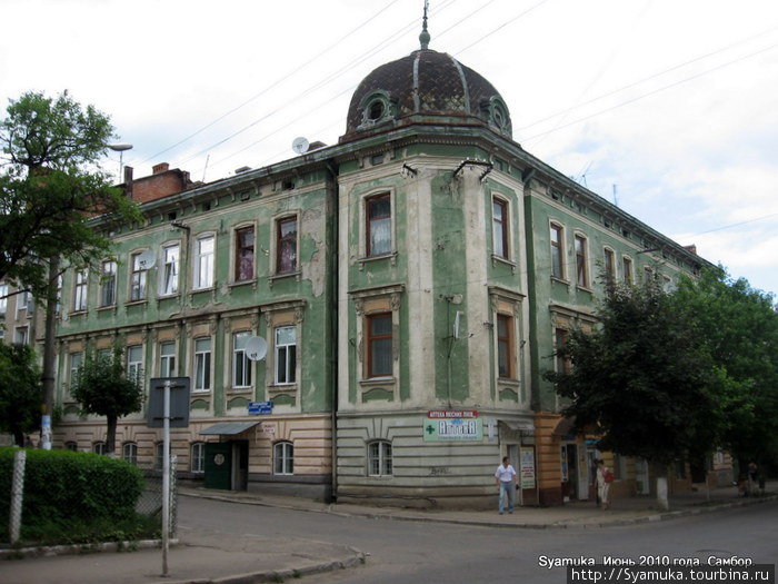 Тронутая годами внешность архитектурных форм старых построек очаровывает с первого взгляда. Самбор, Украина