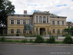 В годы Советской власти тут размещался Дом пионеров, а сейчас — Дом творчества.