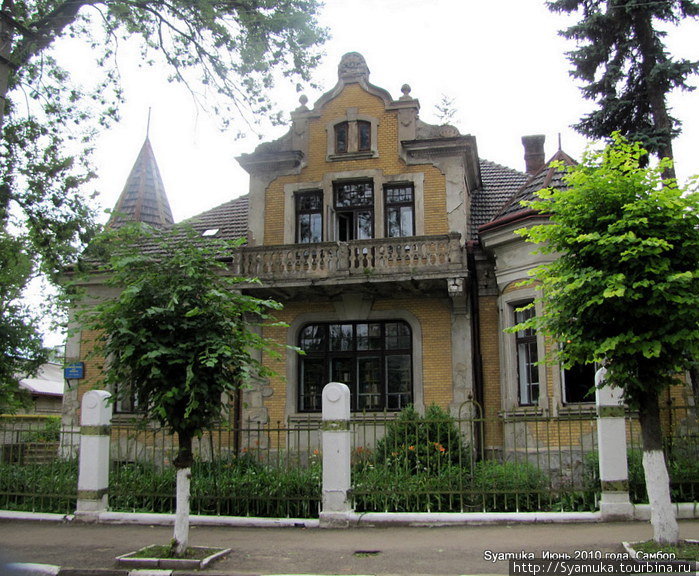 А в этом здании с башенками и балкончиком находится библиотека для юношества — Детская библиотека. Самбор, Украина