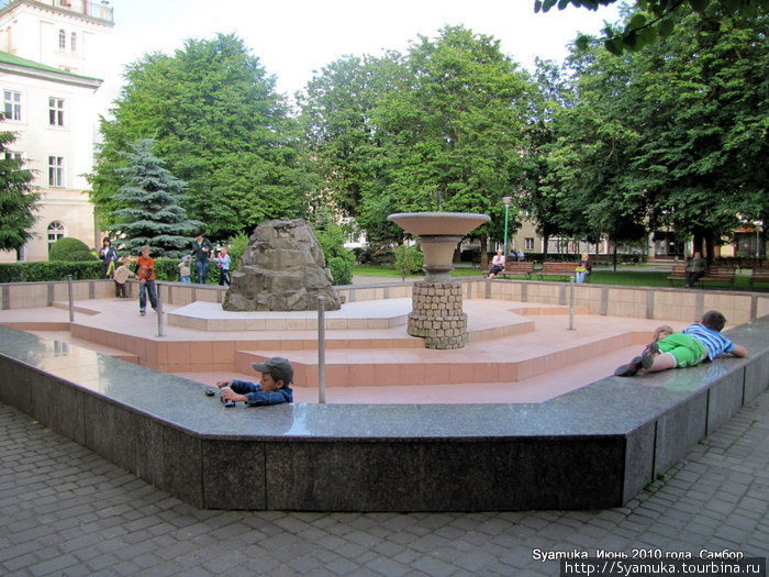 У фонтана. Самбор, Украина
