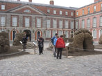 Во дворе замка проходила выставка песчаных статуй