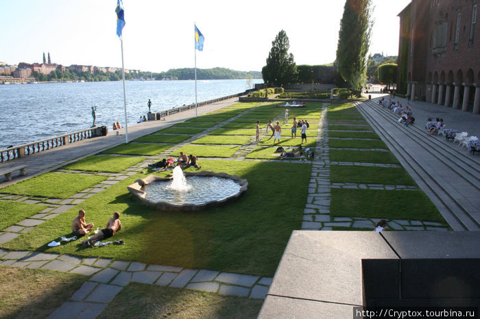 Газон около ратуши — любимое место отдыха молодежи Стокгольм, Швеция