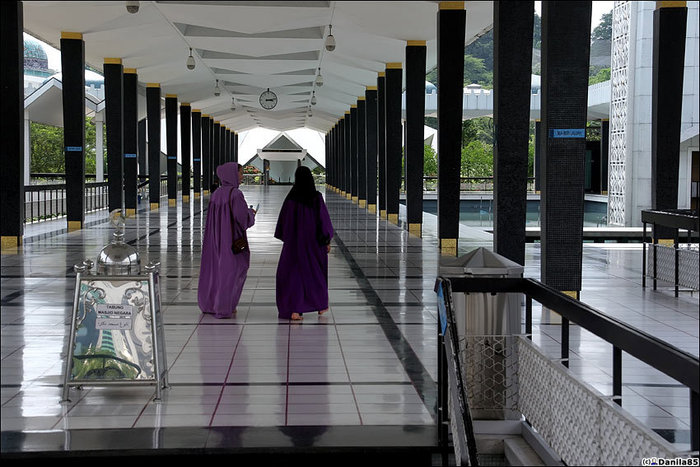 Фиолетовые балахоны для гостей. Куала-Лумпур, Малайзия