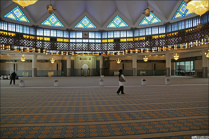 Внутри мечети. Кстати, смотреть внутри мечетей абсолютно нечего. Куала-Лумпур, Малайзия