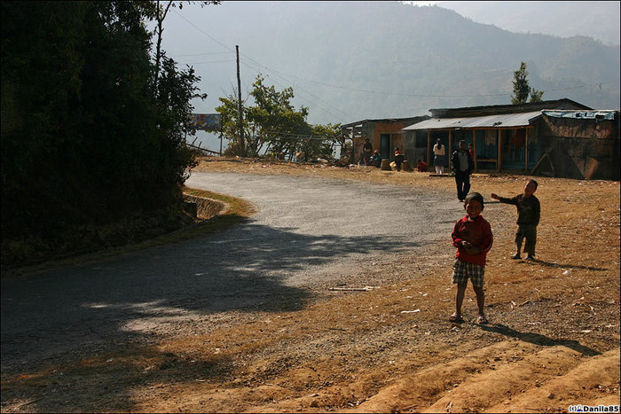 Белые люди тут ездят редко и дети ещё не научились кричать мани, мани!. Непал