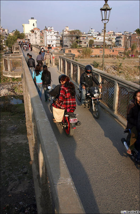 Рядом обнаружилась подсохшая речка и необычно-приличный мостик через неё. Патан (Лалитпур), Непал