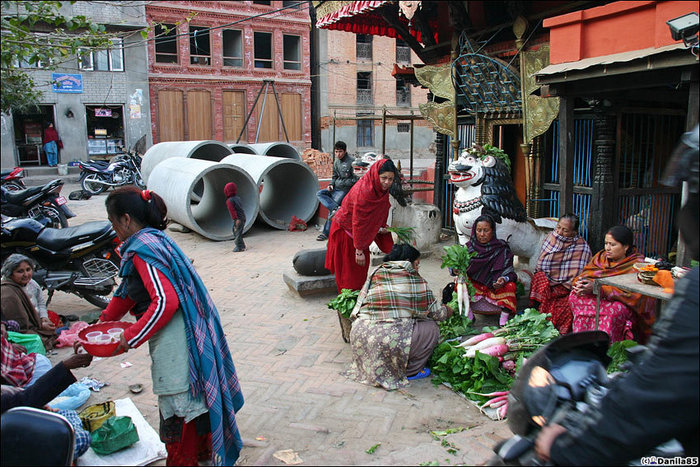 Бетонные трубы, любимое место игры детей всех стран. Патан (Лалитпур), Непал