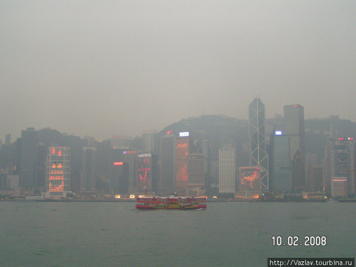 Город зажигает огни Гонконг