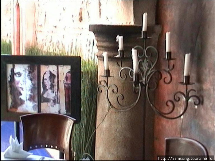 Мебель,камин,канделябры,просто артефакты какие-то.На заднем плане картины Мона Лизы,написанные на стекле,наверное,какого-то местного художника. Гондурас