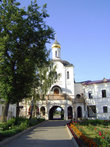 Надвратная церковь во имя преподобных Кирилла и Марии Радонежских. Вид с монастырского двора