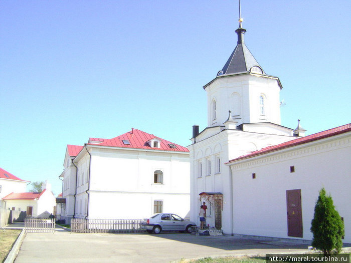 Каменная ограда монастыря имеет шесть башен — четыре угловые и две внутри ограды. Южная внутренняя башня