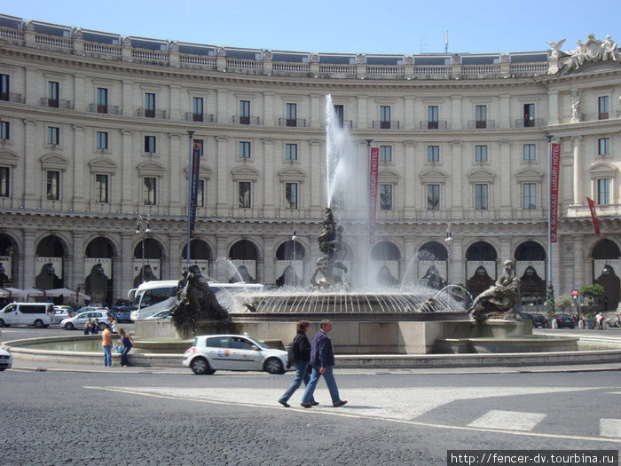 Пьяцца Република. Здесь находится один из самых больших фонтанов Рима Рим, Италия