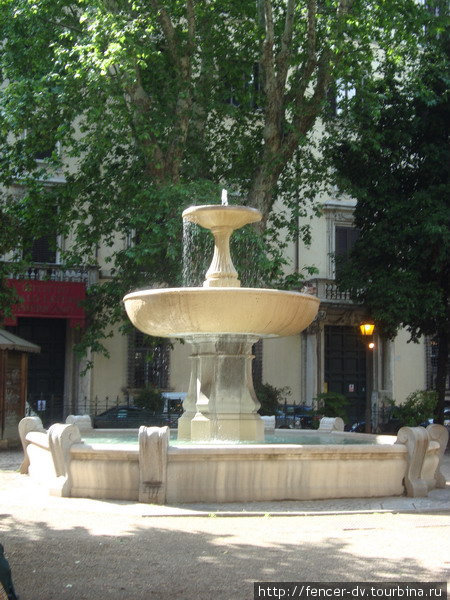 Таких маленьких фонтанчиков в Риме очень много Рим, Италия