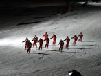 Вечерами инструкторы лыжных школ устраивают показательные представления.