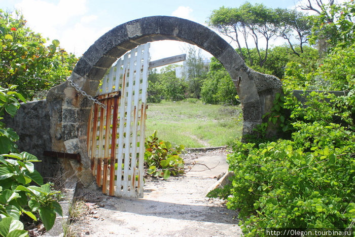 Вход на территорию заброшенного дома Барбадос