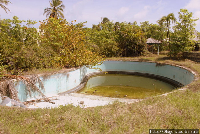 Глубокий бассейн, в котором уже несколько лет никто не купается Барбадос