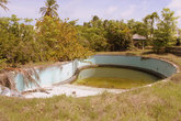 Глубокий бассейн, в котором уже несколько лет никто не купается