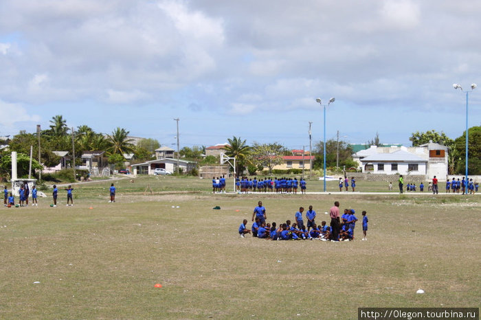 Школьные занятия физкультурой- девочки отдельно от мальчиков, разная физподготовка Барбадос