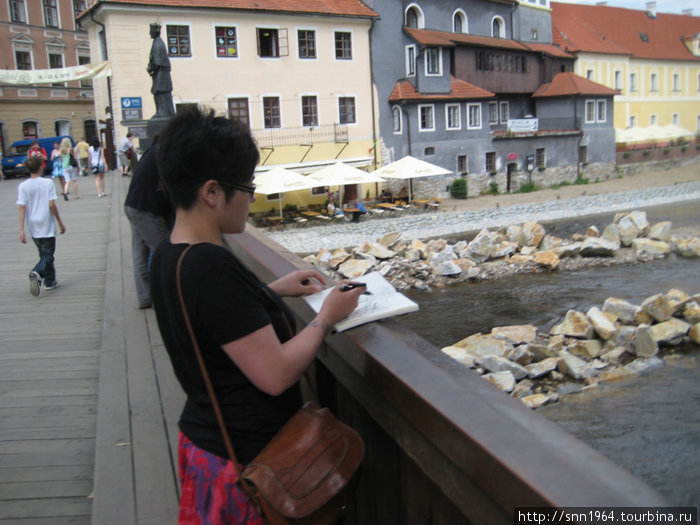 рисует, между прочим,  камешки Чешский Крумлов, Чехия