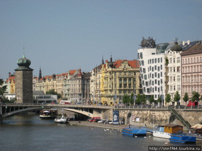 танцующий дом — справа Прага, Чехия