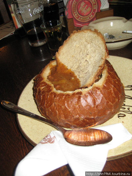 суп в хлебе. в нашем случае это гуляш, но все равно — в хлебе. Прага, Чехия