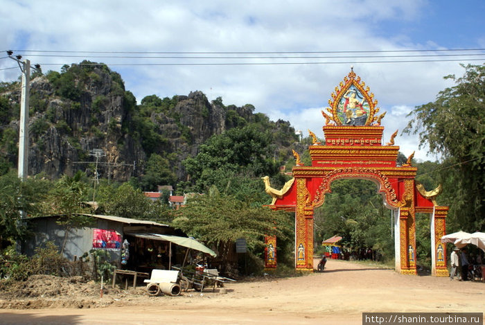 Монастыри выставляют в качестве рекламы свои ворота. Камбоджа
