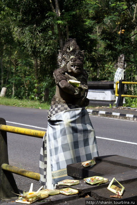 На дороге — указатель Убуд, Индонезия