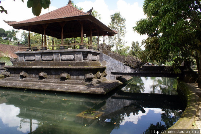 Храм, окруженный водой Убуд, Индонезия
