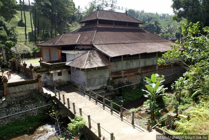 В храме Убуд, Индонезия