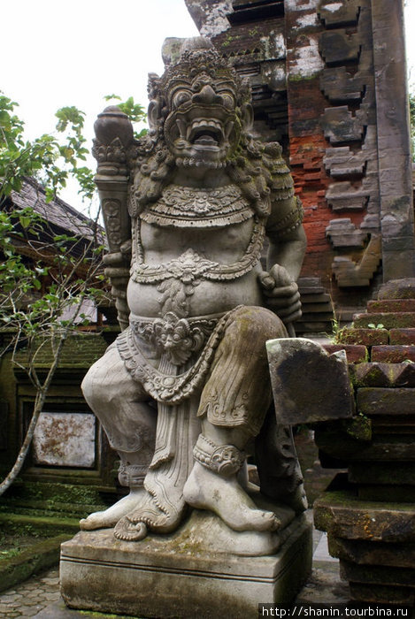 Демон у алтаря Убуд, Индонезия