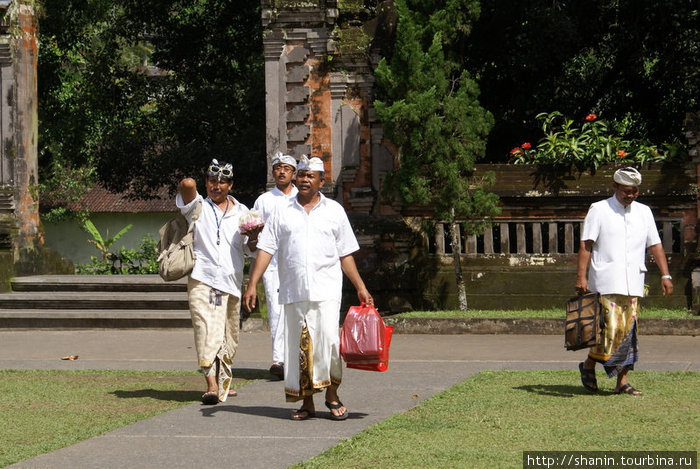 Паломники в священной одежде Убуд, Индонезия
