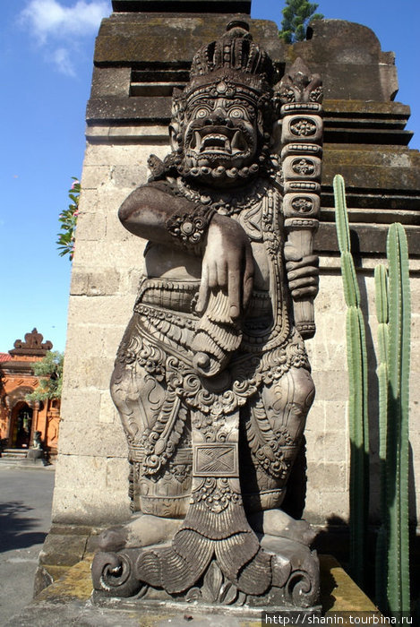 Балийский демон у входа Денпасар, Индонезия