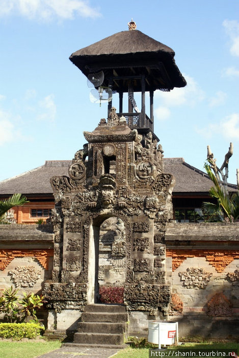 Вход в музей Бали Денпасар, Индонезия