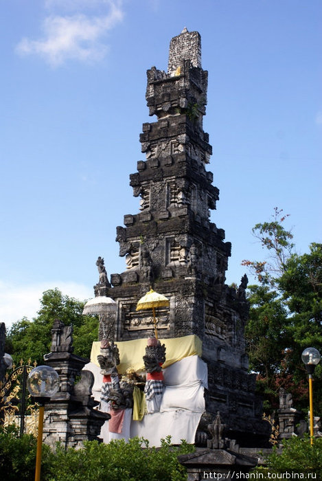 Центральная башня храма Пура Агунг Денпасар, Индонезия