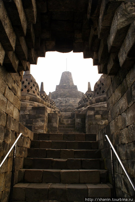 Буддистская пирамида Джокьякарта, Индонезия