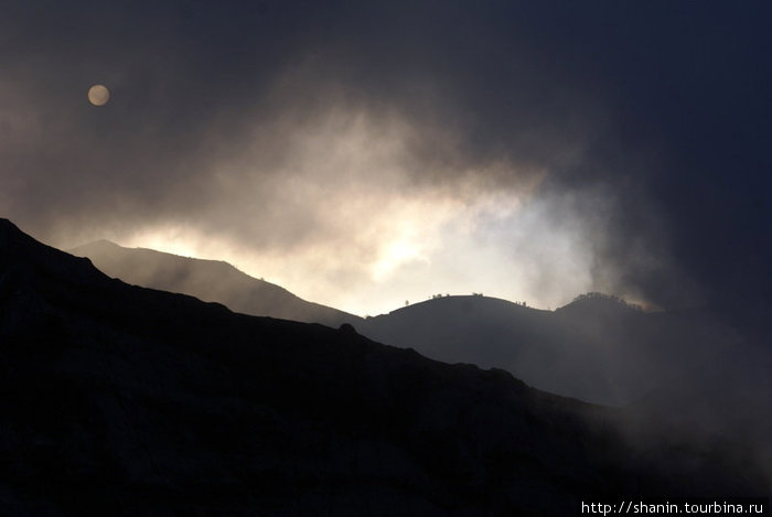 Солнца почти не видно сквозь пар из вулкана Бромо Проболингго, Индонезия