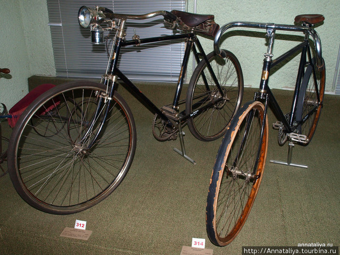 Английский велосипед 1912-1916 г.г. (слева)
Немецкий велосипед 1926 г. (справа) Шауляй, Литва