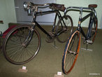 Английский велосипед 1912-1916 г.г. (слева)
Немецкий велосипед 1926 г. (справа)