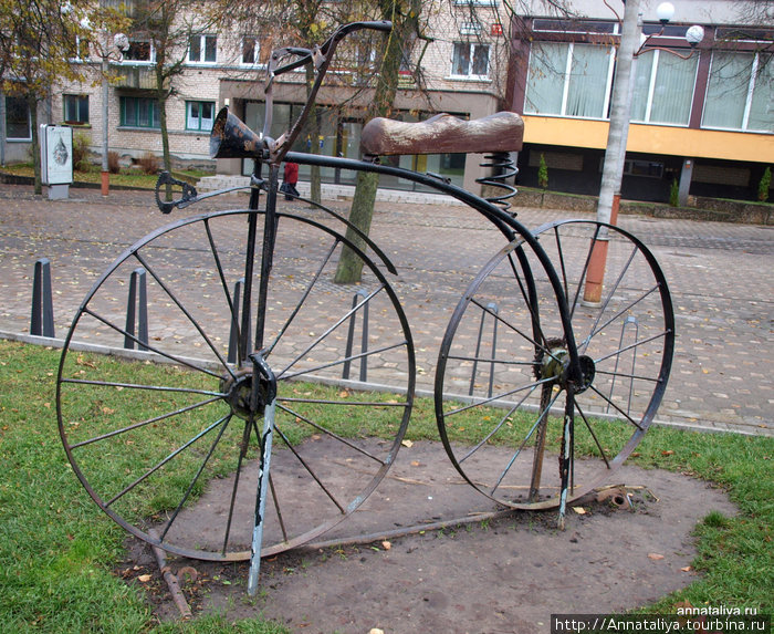 Этот велосипед стоит перед входом в музей Шауляй, Литва
