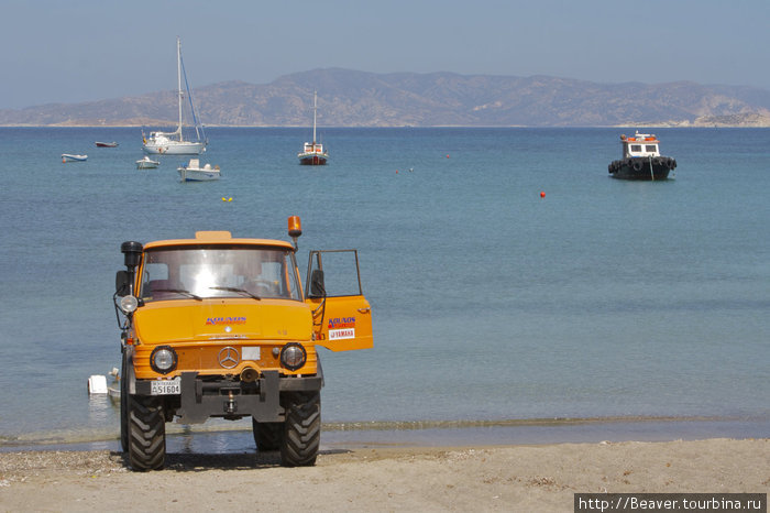 трактор выгружает лодку Архипелаг Киклады, Греция
