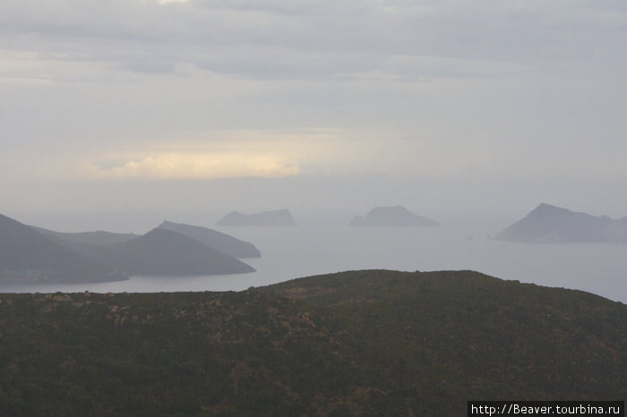дождливый день... вид на близлежащие острова... крайний справа — Антимилос Архипелаг Киклады, Греция