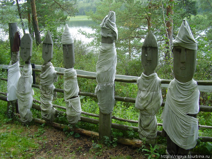 Из дерева вырезались различные фигуры служившие для поклонений... Кемерово, Россия