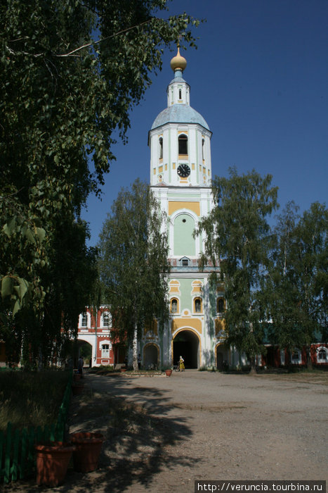 Его основные постройки: колокольня и церковь Рождества были возведены в ту пору, когда настоятелем монастыря был дядя адмирала Ушакова. Темников, Россия