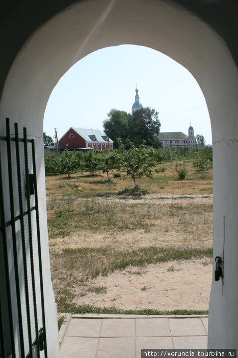 Вид со стороны монастырского кладбища.