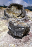 Камни в кратере Кава сикиданг