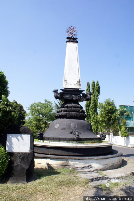 Памятник у вокзала Суракарта, Индонезия