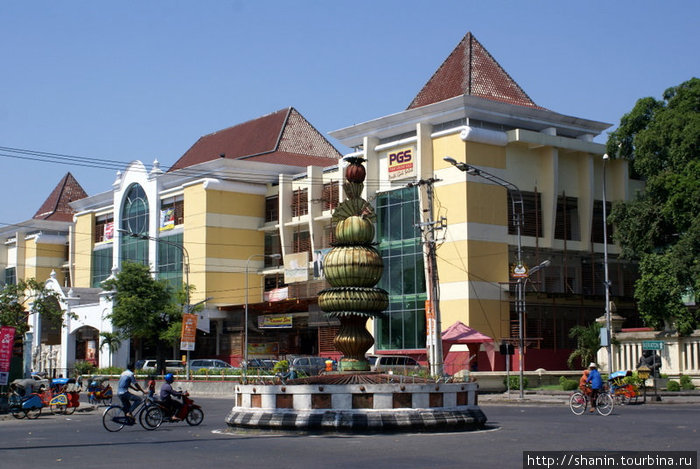 На центральной улице Суракарта, Индонезия