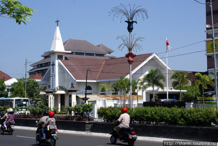 Проезжая мимо церкви Суракарта, Индонезия