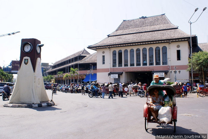 Часы у вокзала Суракарта, Индонезия