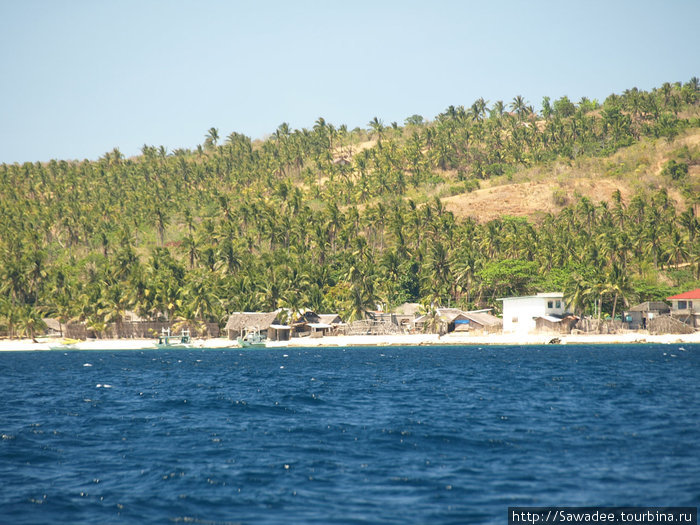 На подходе к Карабао. В море полно летучих рыб, но увы — ни одна не пожелала позировать. Остров Карабао, Филиппины